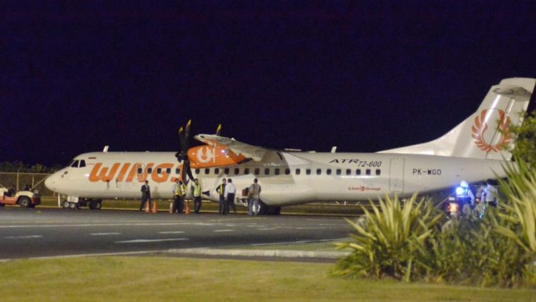 Pesawat Wings Air yang tergelincir di Bandara Ahmad Yani, Semarang, masih dalam proses evakuasi hingga Senin (26/12) dini hari. (Antara Foto/Wira Suryantala)