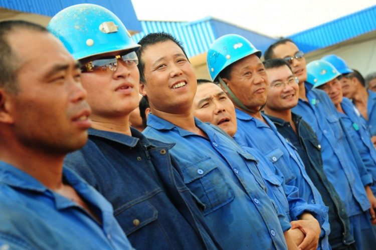 PEKERJA ASING ILEGAL: Sejumlah pekerja asing asal China berbaris saat hendak didata oleh Direktorat Reskrim Umum (Ditreskrimum) Polda Kalbar, di kawasan proyek pembangunan Pembangkit Listrik Tenaga Uap (PLTU) di Jungkat,   Pontianak, Kalbar, Selasa (19/3). Sebanyak 78 pekerja asing asal China yang bekerja untuk proyek pembangunan PLTU 1 Kalbar ditangkap oleh Ditreskrimum Polda Kalbar, karena diduga tidak memiliki ijin kerja resmi. FOTO ANTARA/Jessica Helena Wuysang/ed/nz/13.