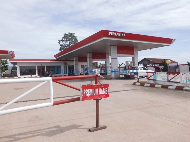 SPBU: BBM jenis Premium di akhir 2016 ini sudah terbilang langka. Karena Premium  langka, warga memilih hijrah ke Pertalite. (Dhedy/Radar Kutim)
