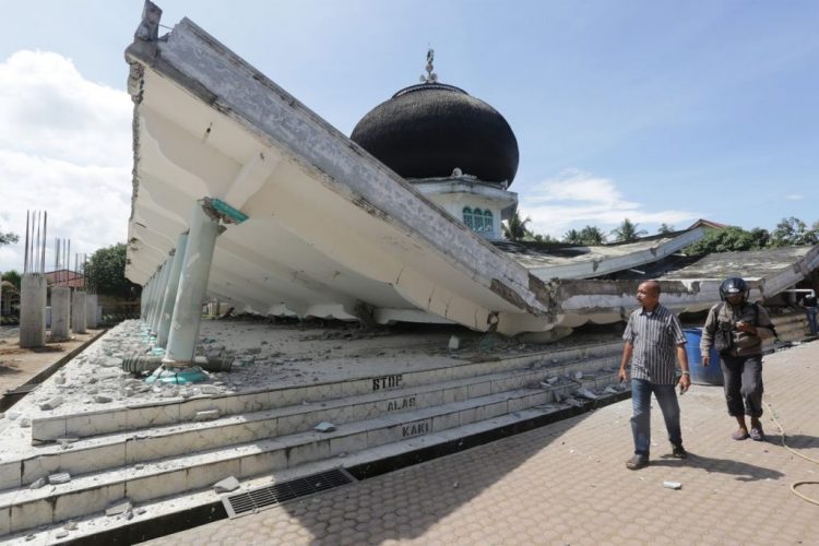 Aceh kembali diguncang gempa 4,9 SR, pada Selasa (27/12) dinihari. Sebelumnya sebuah masjid rubuh akibat gempa 6.5 SR, di Meuredu, Pidie Jaya, Aceh, Rabu (7/12). (Foto: ANTARA FOTO/Irwansyah Putra)