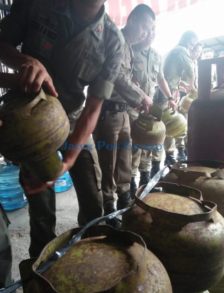 Pemerintah Kota Jambi bersama Pertamina melakukan sidak elpiji bersubsidi 3 kg, (25/12), Sidak yang dilakukan di kawasan Kotabaru itu menyusuri toko yang bukan pangkalan menjual gas bersubsid. (Hafis Alatas-jambi Ekspres)