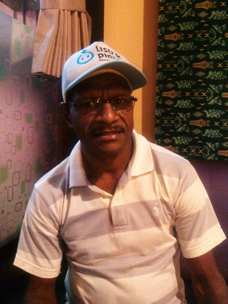 Kader Partai Demokrat Kabupaten Maybrat, Saul Nauw, SE,MM saat mengklarifikasi pemberitaan terkait kegiatan SAKO, Rabu (28/12). (FAUZIA/RADAR SORONG)