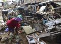 DAMPAK BANJIR: Sepasang suami istri mencari barangnya yang masih bisa dipakai pasKa terjadi banjir bandang susulan di Kelurahan Penaraga, Kota Bima, NTB, Sabtu (24/12). (JPG)