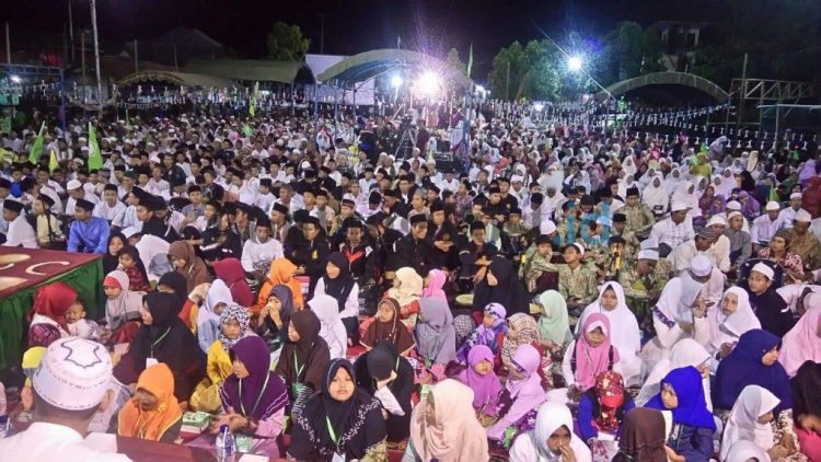 BERSELAWAT: Ribuan warga memadati lapangan voli kelurahan Guntung untuk berselawat. (Fahmi Fajri/Bontang Post)