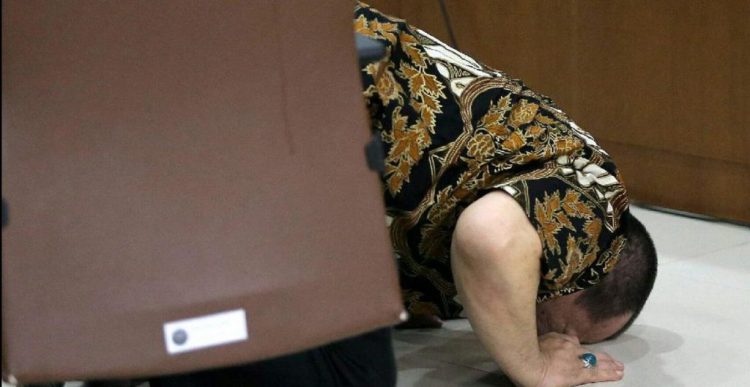 SUJUD: La Nyalla Mahmud Mattalitti bersujud usai divonis bebas oleh pengadilan. IST)