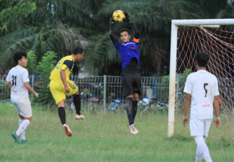 POIN ABSOLUT: Penjaga gawang Bontang Post FC, Umar (biru) berusaha mengamankan bola yang mengarah ke gawangnya, Kamis (22/12) kemarin. (Hermawan/Bontang Post)