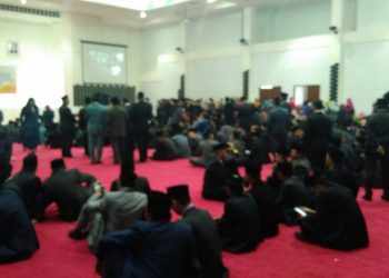 Belum Dimulai, Seluruh Peserta Pelantikan Duduk Lesehan