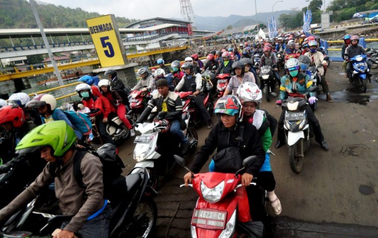 Jelang pergantian tahun 2017, Pelabuhan Merak dipadati kendaraan yang ingin menyeberang. (IST)