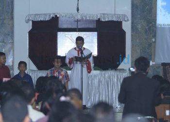 Rayakan Natal, Khidmat dan Damai