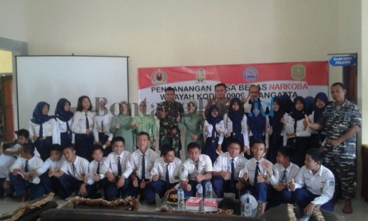 FOTO BERSAMA: Kasdim 0909 Sangatta Mayor Inf Sawaludin dan Kapolsek Bengalon Jan Manto Hasihola berfoto bersama para pelajar dan guru usai acara pencanangan Desa Sekerat sebagai desa bebas narkoba. (Dirhanuddin/Bontang Post)