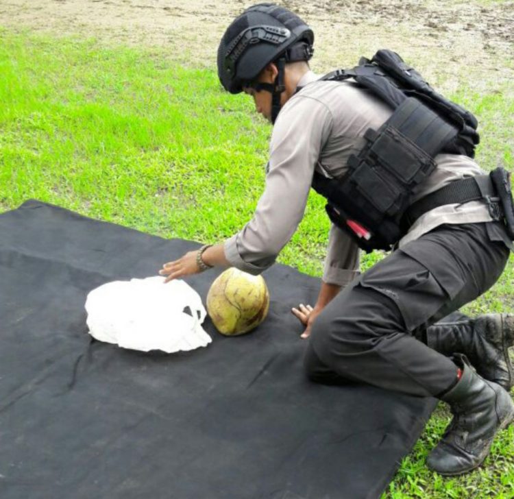 Polisi mengamankan bungkusan mencurigakan. Ternyata isinya kelapa muda utuh. (Kaltim.prokal.co)