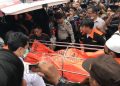 KORBAN SEKAPAN: Salah satu jenazah korban penyekapan di sebuah rumah di Pulomas, Pulogadung, Jakarta Timur, Selasa (27/12) saat dievakuasi ke dalam ambulans untuk dibawa ke RS Polri Kramat Jati. (Elfany Kurniawan/JawaPos.Com)