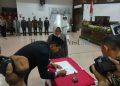 SAH: Dirut PDAM Tirta Taman yang baru, Suramin menandatangani naskah pelantikan disaksikan Wali Kota Bontang, Neni Moerniaeni, Kamis (29/12). (Mega Asri/Bontang Post)