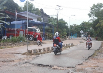 Jalan Terbelah Ancam Keselamatan Pengendara 