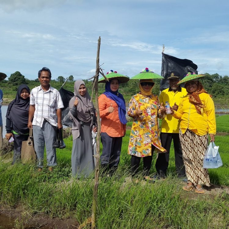 EKONOMI RAKYAT: Wali Kota Bontang Neni Moerniaeni saat mengunjungi lahan pertanian di Guntung, Sabtu (7/1) kemarin. (IST)