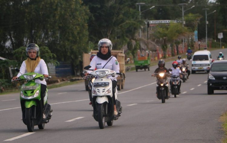 TAHUN ANGGARAN BARU: Memasuki awal 2017, sejumlah tenaga honorer yang berstatus kontrak harus dirumahkan untuk sementara. Namun, besar kemungkinan banyak tenaga honorer tidak kembali dipanggil karena Pemkab Nunukan alami defisit anggaran. (RIKO ADITYA/RADAR NUNUKAN)