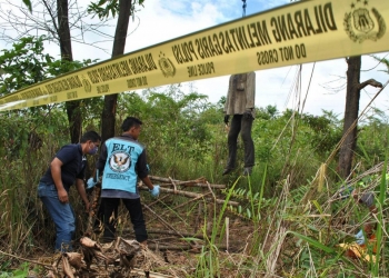 Astaga!! Mayat Ditemukan Tergantung di Pohon