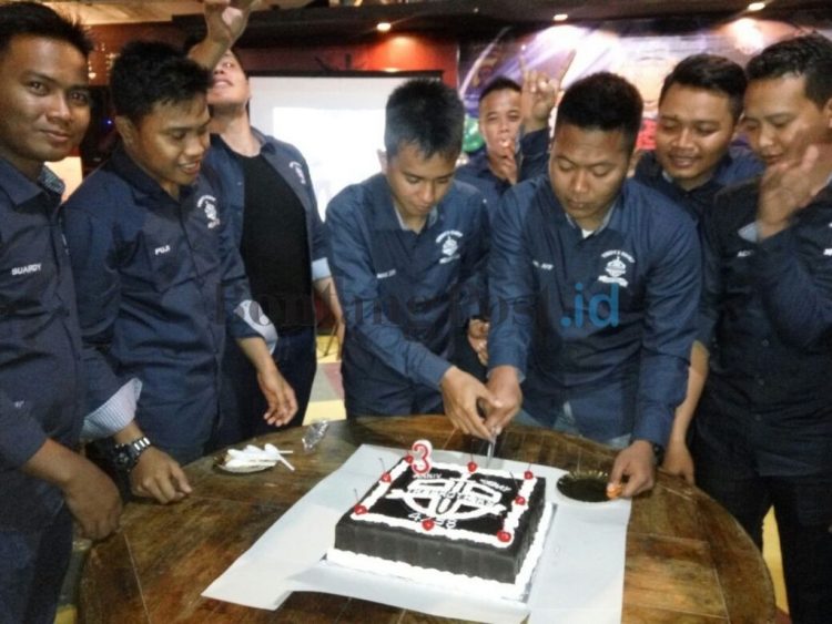JAGA KEKOMPAKKAN: Sebanyak 33 anggota Polres Bontang berpangkat Bripda, merayakan hari saat mereka bersama menjadi Polisi. Dengan harapan kekompakkan mereka selalu terjaga dan menjalankan tugas polisi dengan baik. (MEGA ASRI/BONTANG POST)