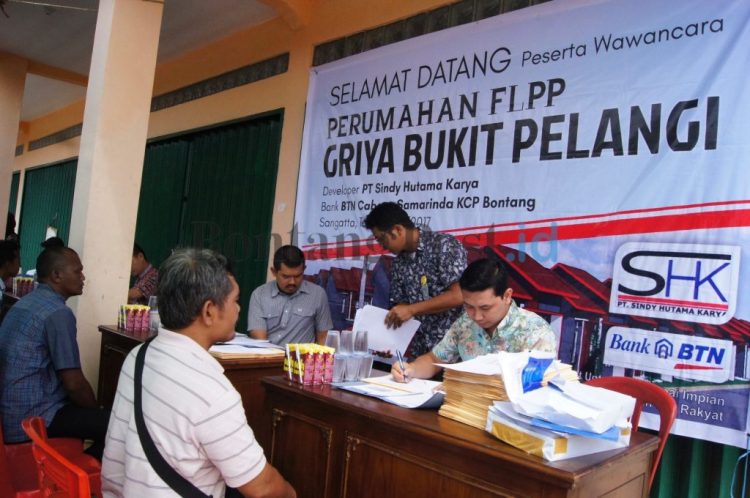 WAWANCARA: Para masyarakat yang mengajukan kredit rumah bersubsidi yang akan dibangun PT SHK di Kanal III, Jalan AW Syahrani, Sangatta Utara, mengikuti kegiatan wawancara dari pihak Bank BTN Samarinda Rayon Sangatta. (Dirhanuddin/Radar Kutim)