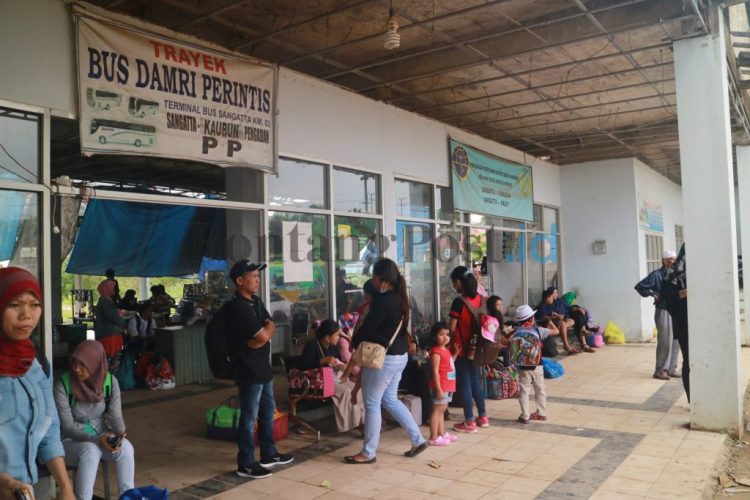 MENUMPUK: Akibat keterlambatan armada, puluhan penumpang menumpuk di Terminal Sangatta. (Fahrul Razi/Radar Kutim)