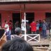 BUAYA:Tim gabungan gagal menangkap buaya yang bersarang di kolong rumah di Gang Pelita setelah sembilan jam melakukan pengepungan. (Foto Dhedy/Radar Kutim)