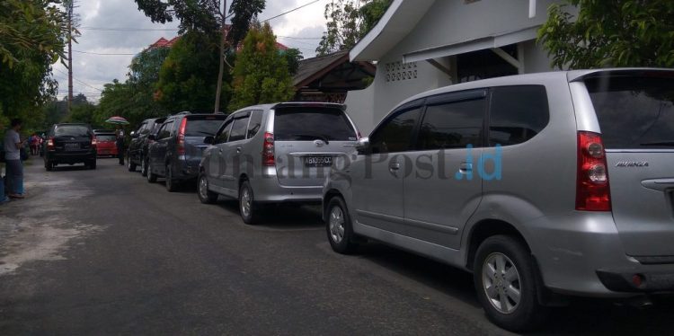 GANGGU KENYAMANAN: Mobil wisatawan parkir di depan rumah penduduk setempat karena minimnya sarana parkir. (Bambang/Bontang Post)