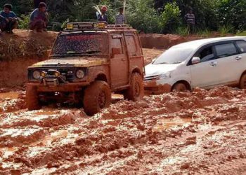Parah!!! Kendaraan Kandas di Jalan Poros Busang dan Long Mesangat