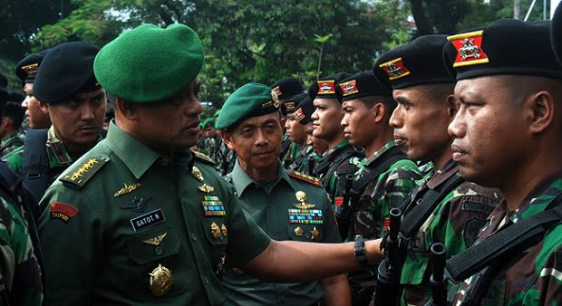 MARAH: Panglima TNI Jenderal Gatot Nurmantyo saat menginspeksi pasukan. (ist)