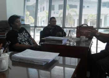Anggota DPRD Kalteng, HM Asera memberikan tanggapan terkait kasus dugaan perselingkuhan yang dilakukan Bupati Katingan, AY kepada sejumlah wartawan di Gedung DPRD Kalteng, Jumat (6/1) //FOTO : YITNO/KALTENG POS