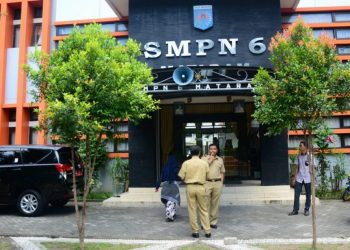 PERIKSA: Inspektur Inspektorat NTB Ibnu Salim (berdiri) menunggu tim penyidik Saber Pungli NTB saat melakukan pemeriksaan dugaan pungli di SMPN 6 Mataram, kemarin (9/1). (Sirtu/Lombok Post)