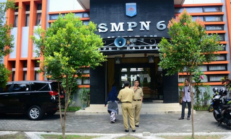 PERIKSA: Inspektur Inspektorat NTB Ibnu Salim (berdiri) menunggu tim penyidik Saber Pungli NTB saat melakukan pemeriksaan dugaan pungli di SMPN 6 Mataram, kemarin (9/1). (Sirtu/Lombok Post)