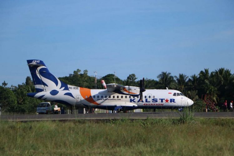 TAK ADA PENERBANGAN: Pesawat milik Kalstar saat akan lepas landas di Bandara Nunukan. Sedangkan, angkutan pesawat untuk untuk rute Krayan awal tahun ini terhenti pasca maskapai Air Born telah menyelesaikan kontrak penerbangannya 2016 lalu. (RIKO ADITYA/RADAR TARAKAN)