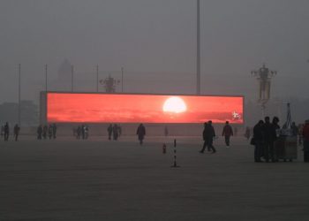 POLUSI ASAP MENGGANGGU: Pemerintah Beijing akhirnya membentuk pasukan khusus untuk mengatasi polusi akibat pembakaran. Polusi asap yang makin pekat mengganggu aktivitas masyarakat. (IST)