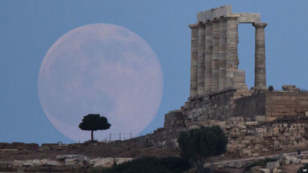 USIA BULAN: Bulan purnama terlihat di reruntuhan kuil kuno Poseidon, yang dibangun tahun 444 SM, di Cape Sounion, sebelah tenggara Athena, Yunani. (int)