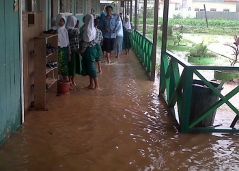 Banjir, Aktivitas Sekolah Lumpuh 
