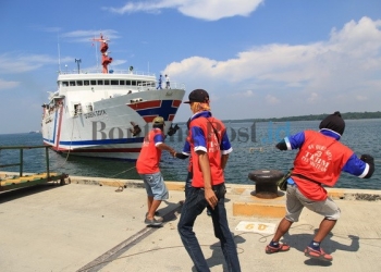 Aktivitas Kapal Bersandar Dalam Lensa