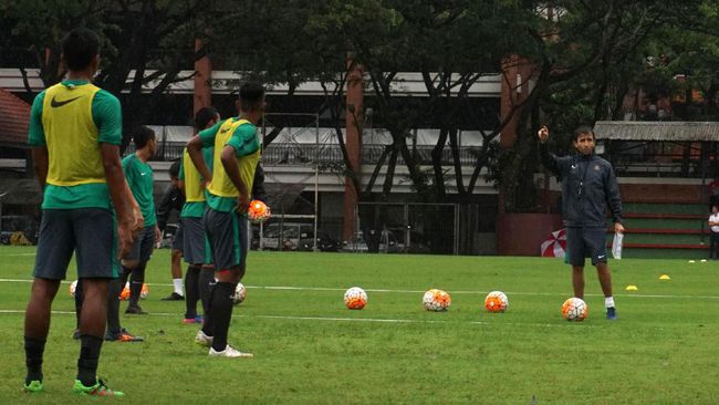 Ciee.. Luis Milla Belajar Bahasa Indonesia