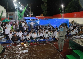 Hujan Tak Surutkan Niat Warga Selawatan