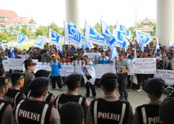 Merasa Diperbudak, Ratusan Buruh Sawit Demo di Kantor Bupati