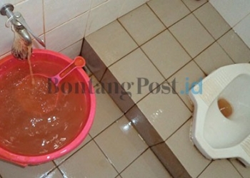 KOTOR: Kualitas air bersih di Kantor Bupati berwarna kuning dan berbau. (Foto Dhedy/Sangatta Post)