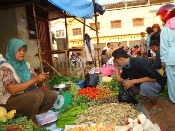 MAKIN MAHAL: Harga lombok di Pasar Pasar Induk Sangatta (PIS) tembus Rp 150 per kilogram. Kondisi ini membuat jumlah konsumsi lombok menurun.(DEDHY SANGATTA POST)
