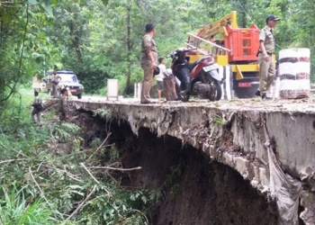 Jalan Alternatif Kendal-Semarang Longsor