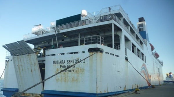 Belasan Jam Kapal Terapung di Laut