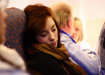 Yang Suka Travelling, Ini Tips Mudah Tidur di Pesawat