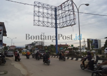 Hampir Terbelah Dua, Tiang Billboard Ancam Keselamatan Pengendara