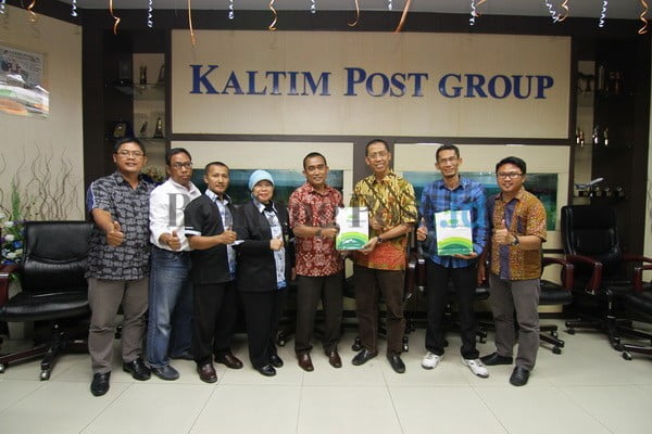 OPTIMISTIS TATAP TANTANGAN: Nuril Islamiah (empat kanan), memimpin kunjungan PT Pegadaian Wilayah Kalimantan ke Gedung Biru, markas Kaltim Post Group, kemarin (3/3). (Paksi Sandang Prabowo/KPG)