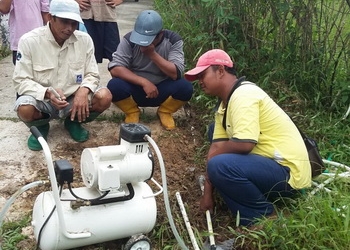 PENUH AIR: Petugas UPT-TPA saat melakukan pengecekan sambungan pipa gas metan di Desa Baltim,  Kelurahan Bontang Lestari.(Ist)