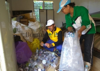 Ciptakan Lingkungan Bersih, Bangun Unit Bank Sampah