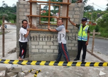 RT 50 Swadaya Bangun Pos Keamanan