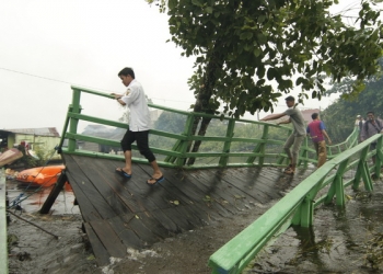 Jembatan Ambruk Terseret Banjir